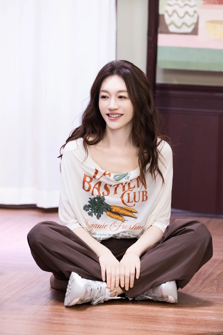 我现在最理解不了的人，就是演员李小冉了。

她今年 50 岁，相伴十余年的婚姻刚被传走到尽头，全网都在那儿替她唏嘘，说什么半辈子婚姻散了太可惜。结果她转头就在综艺里轻飘飘一句 “我为什么非要找个人呢，我就自己挺好的呀”，直接把所有同情的话都堵了回去。

明明长了一张温婉又明艳的脸，演了二十多年戏，从