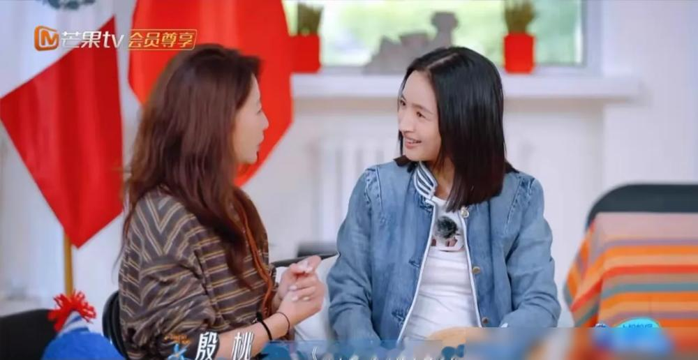真没想到，两位视后级别的大佬见面，开场白竟然是这么离谱的社死现场。
殷桃一上来就特真诚，对着林依晨说，特别喜欢她那部《对不起，我可能不会爱你》。林依晨愣了一下，但情商极高，马上笑着回应，可能是把剧名和歌名记混了。
这一下就把场子给暖活了，全场爆笑。
有意思的是，这两人一个是内地大满贯视后，手握