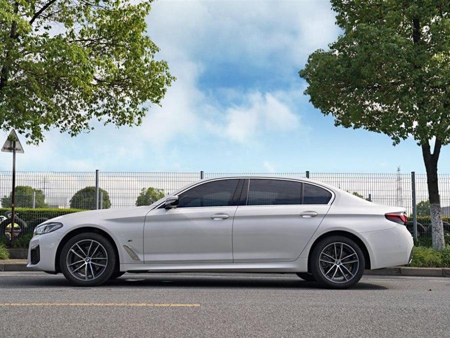 说到40万这个价位的豪华轿车，绕不开宝马5系和奥迪A6L。现实里不少朋友选车，就在这两台车之间来回纠结。价格优惠完差不多，定位也都是中大型商务家用车，但实际开起来，差别真不小。
 
先说说奥迪A6L。
外观气场很足，不管是单位接待，还是日常家用，开出去都很有面子。车内的虚拟座舱，科技氛围感做得很到位
