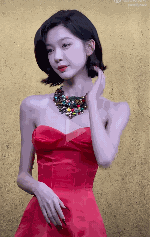 易梦玲，
你听我一句劝，
太瘦就和美女无关了，镜头本来会拉宽，现在完全就是皮包骨那种程度了，在镜头里已经瘦到让人担心的程度了。

易梦玲这个红毯创意好棒，但是太瘦了，像个大头娃娃加个骷髅架子 之前也没没见你这么瘦。

女孩子真的不要为了瘦伤到身体，健康匀称才是最好看的。