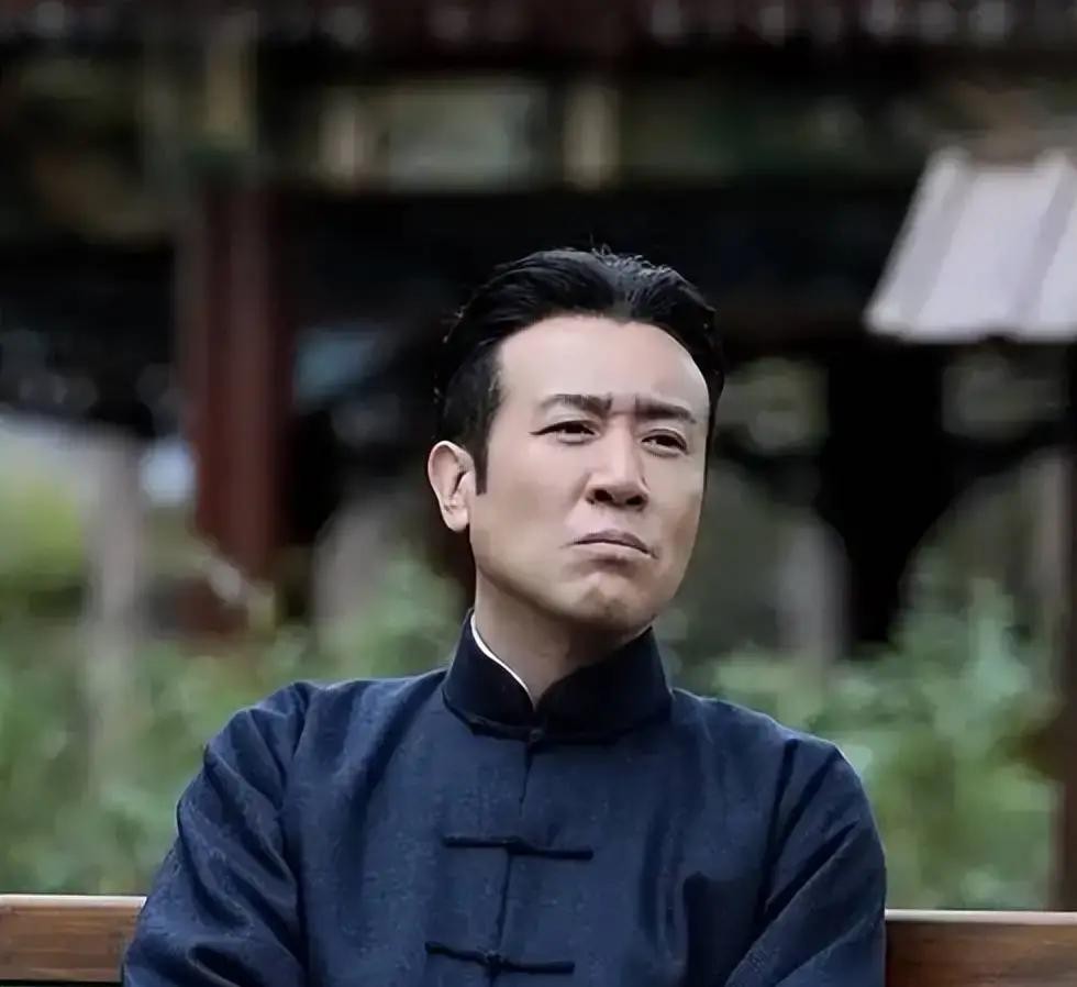 于和伟跑了10年龙套，第一次和李雪健合作，刚拍3天就被当众说骨子里坏。

《历史的天空》播出后，300多条私信骂他本人歹毒。论坛热帖说“老戏骨李雪健痛批新人于和伟人品低劣”。全网把演技当成人品证据，骂他现实里也一肚子坏水。

他没解释，没辩解。

转头找导演高希希加了一场坟前戏，没提加钱，没要多拍时