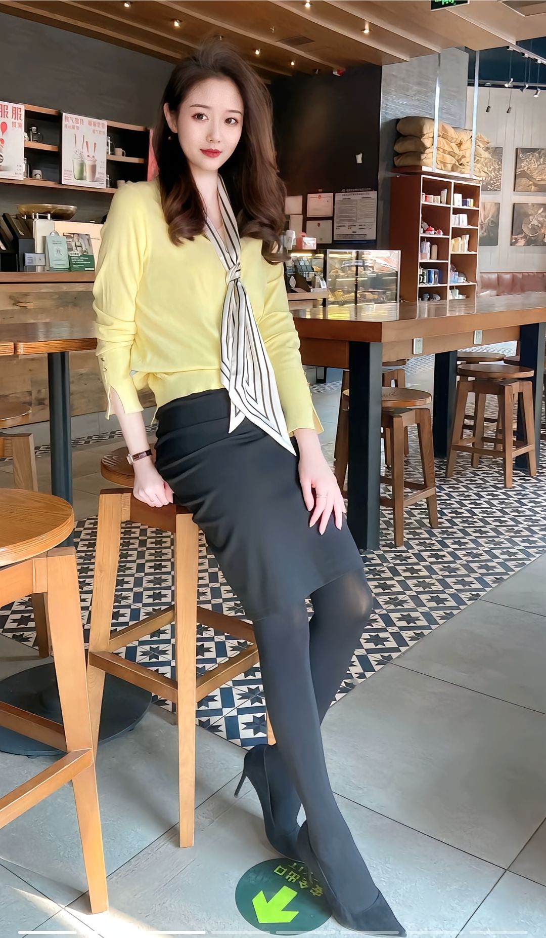 更有高级感女人想要穿搭有高级感，深色系是秋冬的好选择。像黑色半身裙...