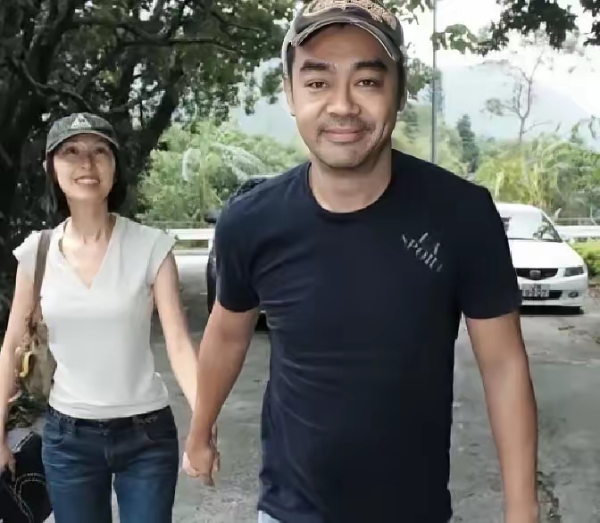 刘青云拿1200万片酬，当天转进郭蔼明账户，自己留200块加油钱。
​1998年他俩结婚，全香港媒体都说郭蔼明脑子进了水。港姐冠军，南加州大学硕士，一线女星，嫁了个跑龙套的黑小子。刘青云那时候还在剧组演尸体，演被砍死的路人甲。
​2005年，刘青云公开说不要孩子。论坛上盖了三千多楼，骂他断子绝孙。有