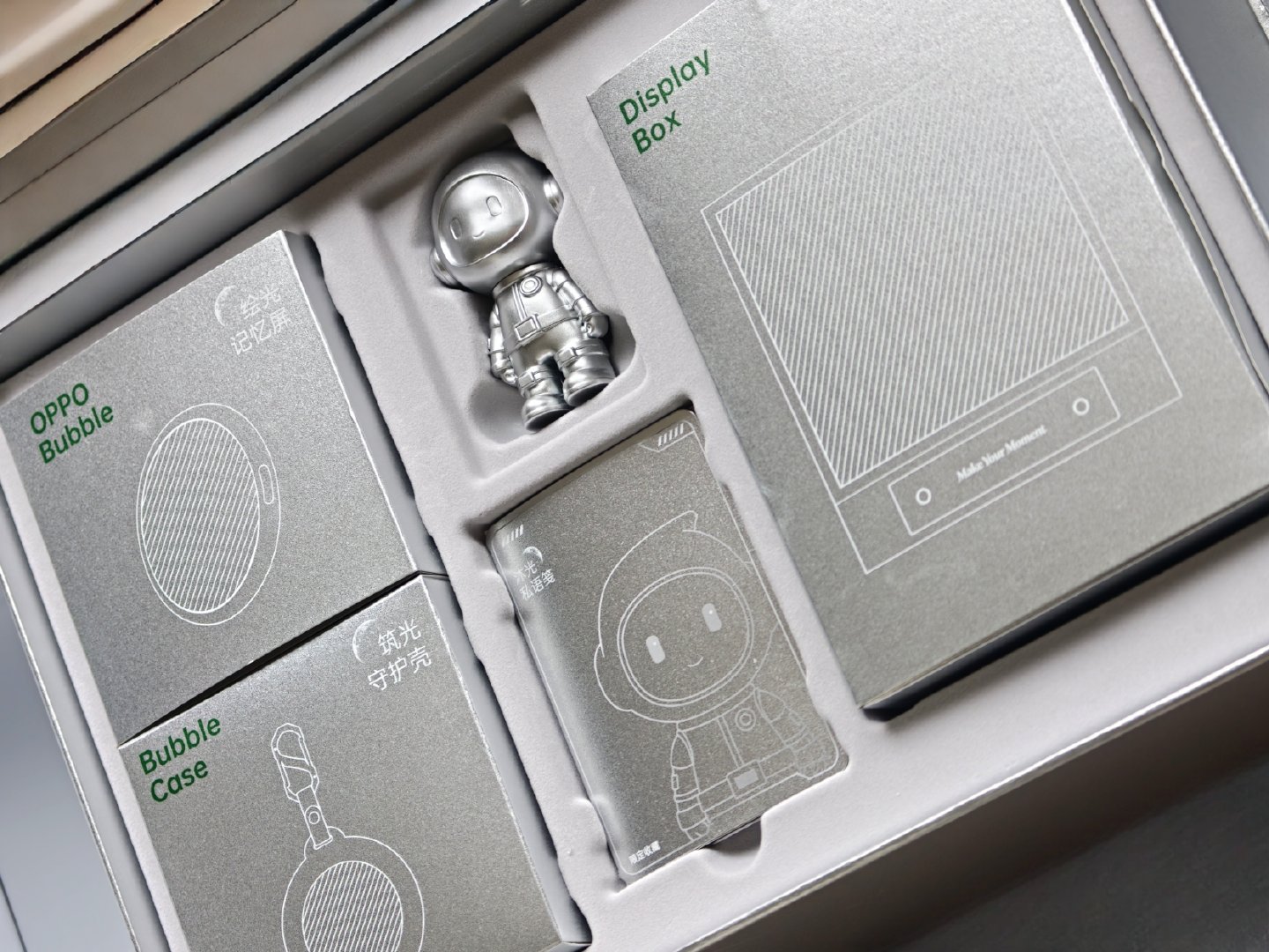 收到了 ColorOS 联名 T 恤和 OPPO 中秋礼盒，酷不酷😎 ​