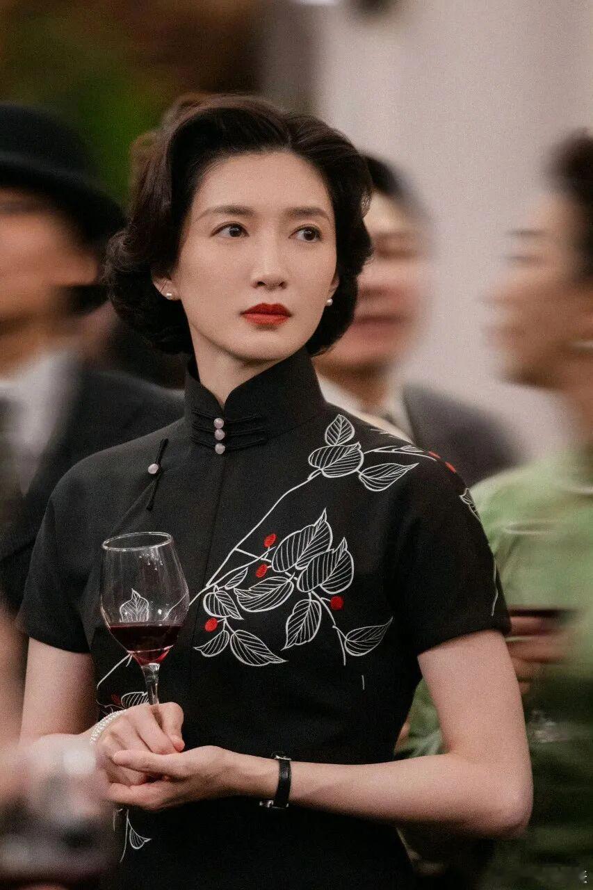 江疏影三套旗袍封神：原来女人最高级的性感，是懂得“留白” ​