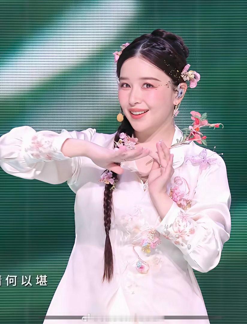 好奇阚清子这种程度是多少斤，听说上镜会显胖，像阚清子这种胖瘦程度现实里是多少斤啊，不会也就115斤吧… ​​​