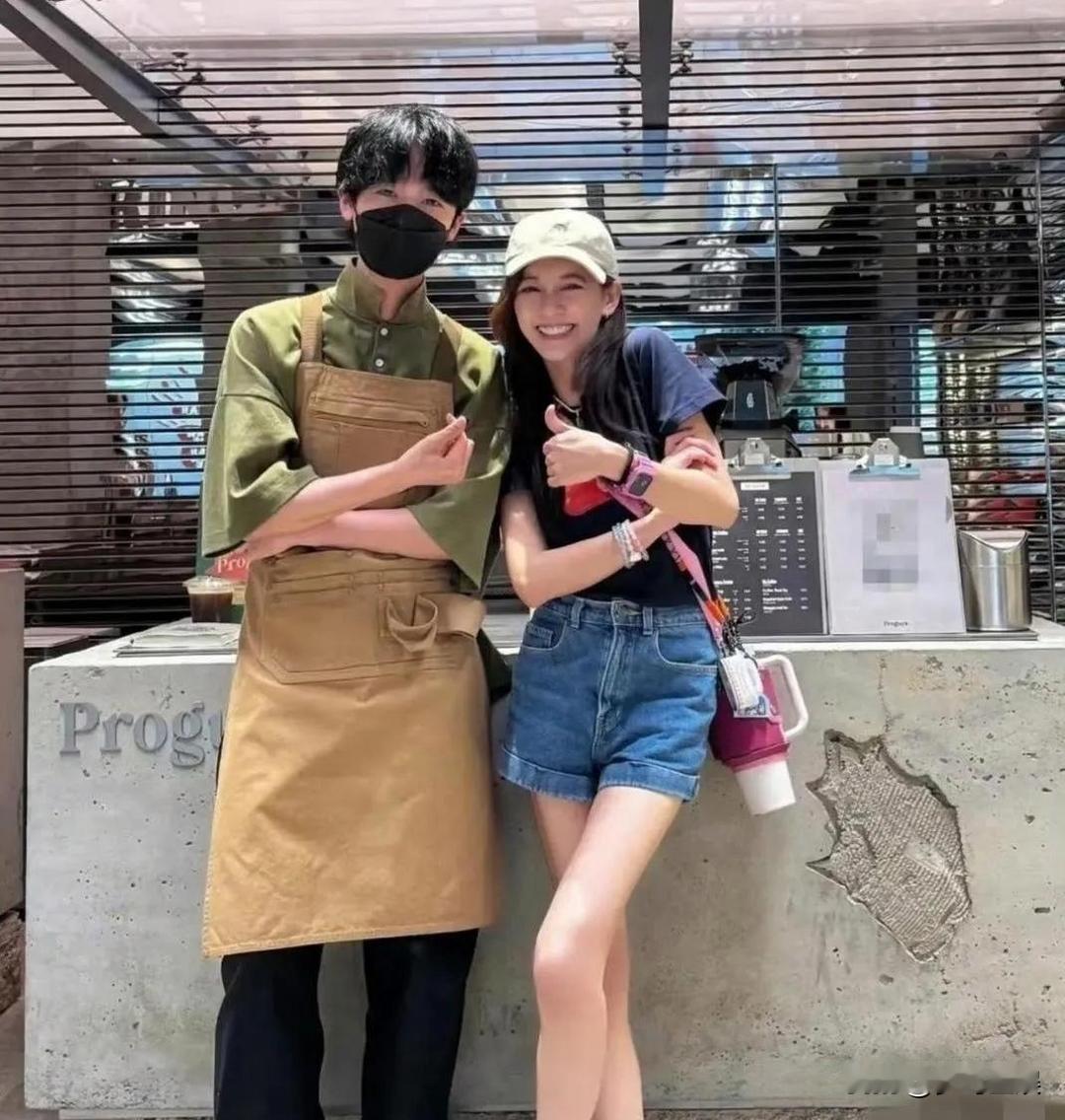 谁能想到，看着像大学生的陈意涵，居然已经是两个孩子的妈妈啦👶👶
 
简单休闲的打扮，元气满满的笑容，浑身都是少年感。
皮肤和精神状态都在线，活力满满，少女感真的不是硬凹出来的。
 
果然，好好热爱生活、坚持运动的人，时光都会格外手下留情～