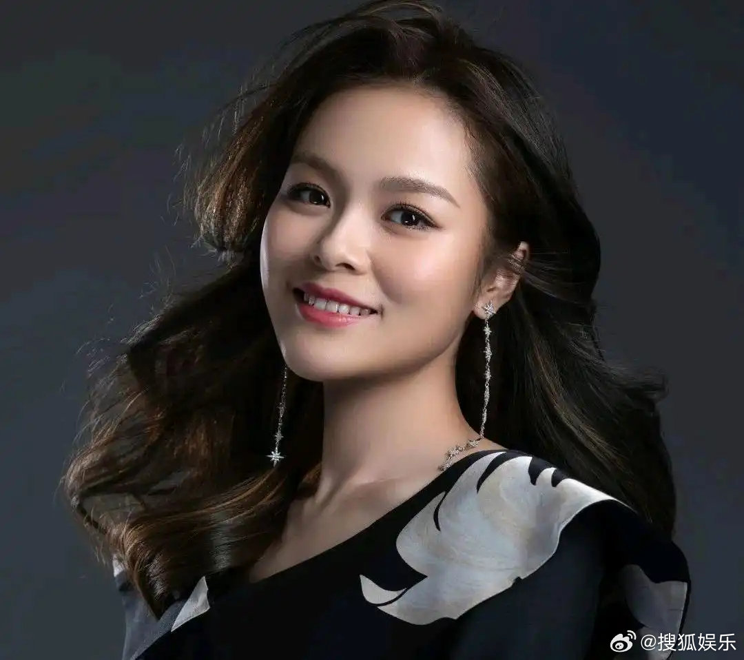 #龚爽去世#据多位业内人士消息，著名女高音歌唱家龚爽因病离世，年仅37岁。

毕业于中国音乐学院的她，曾在多部国家级原创歌剧中担纲女主角，塑造了《长征》中的万霞、《山海情》中的水花等鲜活角色，其演唱的多首作品广为流传。 ​
