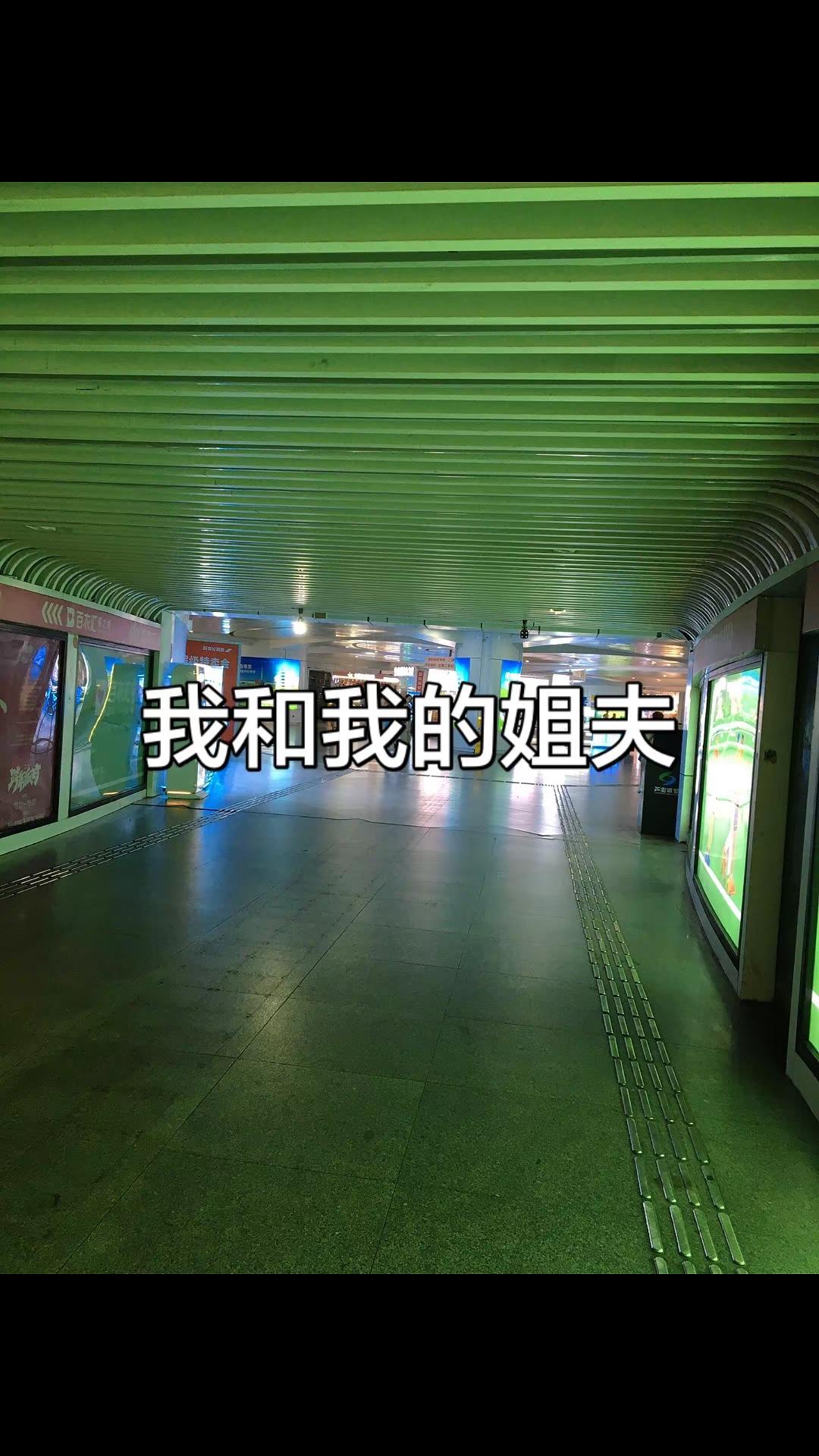 【现场直击：文班亚马远超三分】这恐怖的射程！加时关键时刻马刺落后3分，文班刚过半场直接出手超远三分扳平比分！nba季后赛马刺vs雷霆