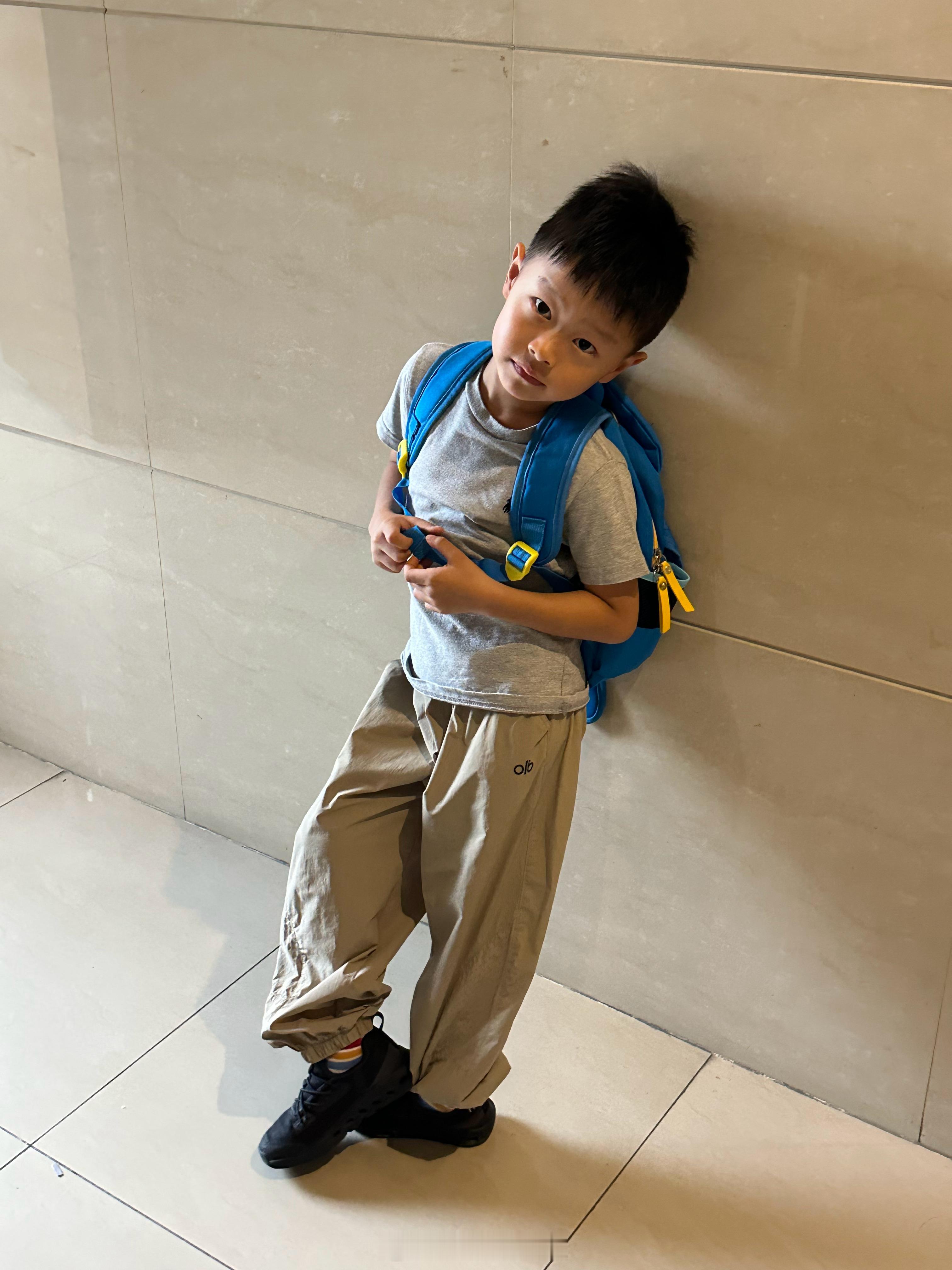 这个男孩叫小帅你喊他帅哥他就会非常开心今天一位邻居说他长得帅当面没有表现出开心坐在电瓶车上歌儿都哼起来了 ​​​