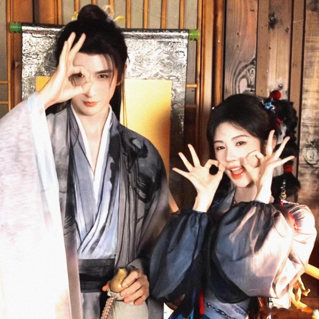 #张云龙[超话]##鞠婧祎张云龙新剧咬脖吻# 不是甜蜜吻戏而是带着恨意的触碰，师徒反目的拉扯感狠狠拿捏住了。#鞠婧祎张云龙来战捧脸吻##来战# ​