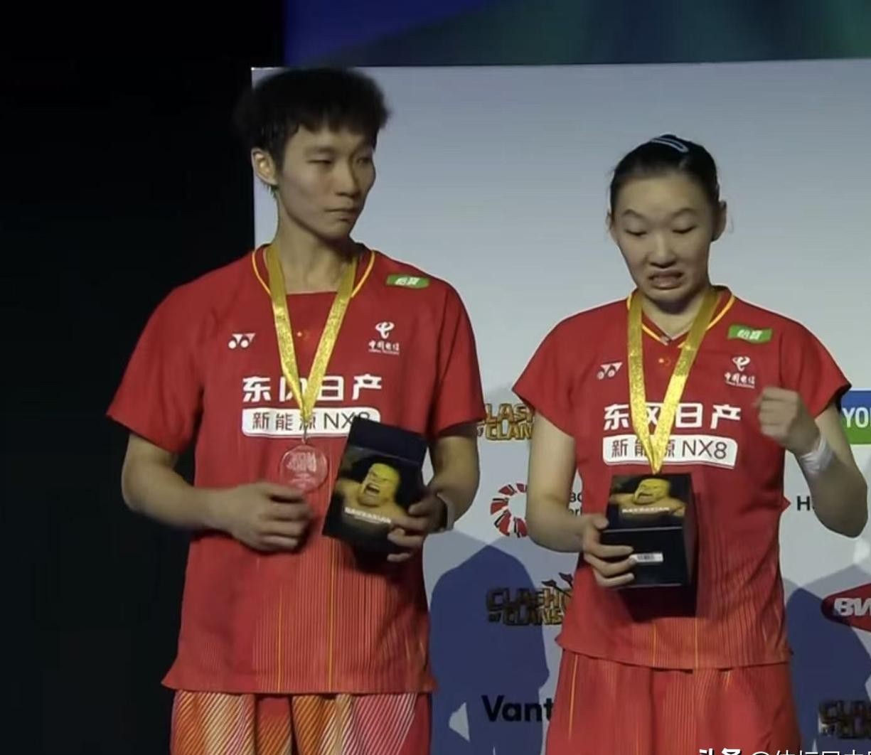 谁能想到打完混双决赛领奖，魏雅欣盯着手里的纪念品，整张脸都写满了“就这”两个字？
这场国羽内战打得火星四溅，蒋振邦和魏雅欣稳稳收下搭档以来的第13个巡回赛冠军。
但赛后最有意思的反而不是比分，是组委会那点抠搜劲儿。
按说是高福利国家办的赛事，结果颁奖环节让人哭笑不得，纪念品居然只发给冠军，亚军
