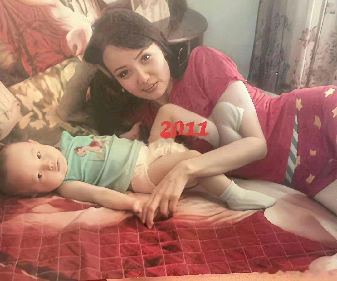 14年过去了，萌娃一夜之间长大了，妈妈的美貌却没什么变化。 ​​​