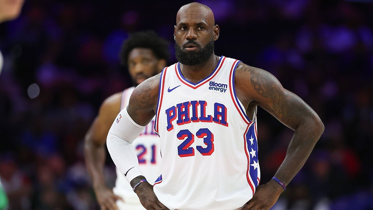 #NBA[超话]#无疼痛只是轮休！纳斯：不担心詹姆斯，缺阵只为长远保护

76人球星勒布朗·詹姆斯因腰背、坐骨神经休养管理，确定缺席对阵雄鹿的比赛。主帅纳斯称老詹并无痛感、身体没有不适，球队对他的状况并不担心，只是采取保守轮休策略，优先保障他季后赛可用。

詹姆斯来到76人开局两战帮助球队拿到2 ​