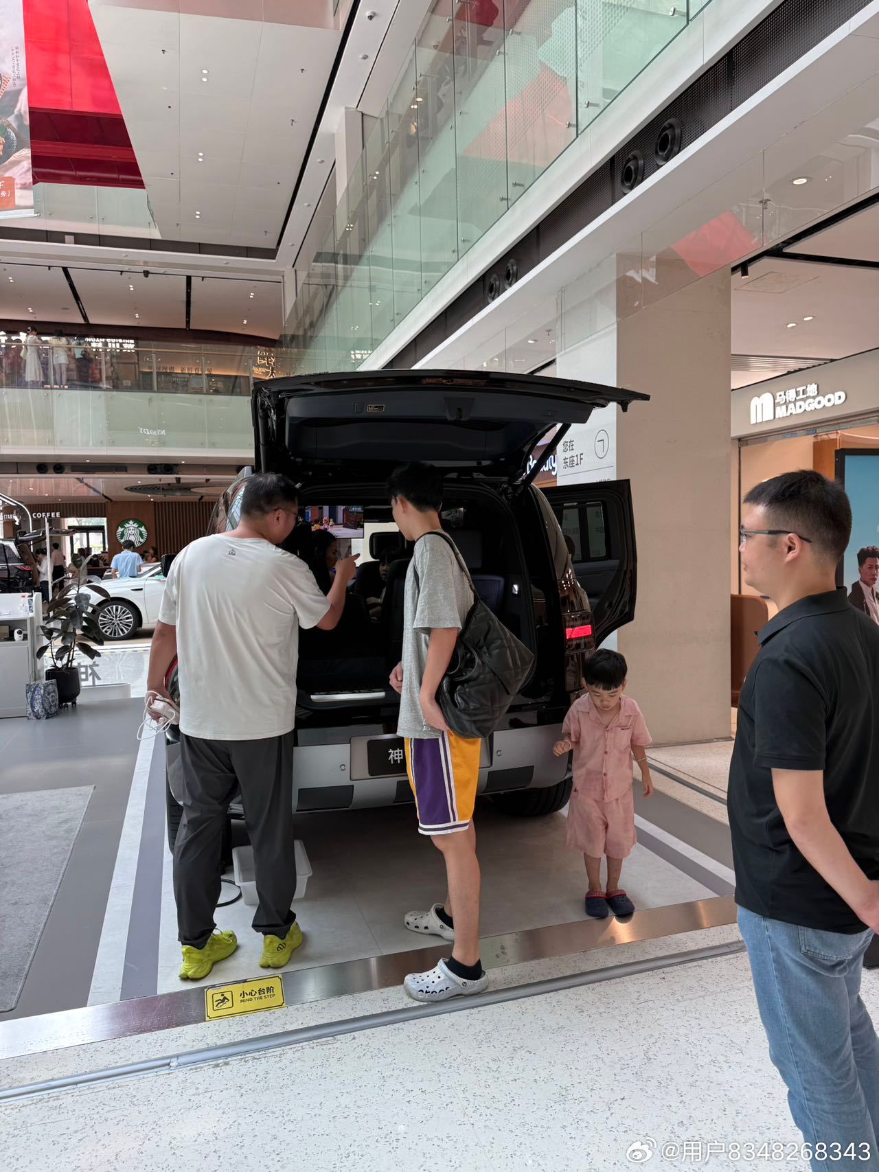 实地看神行者8！才明白为什么上市12小时就破5000台🔥 

今天专门拉上npy去线下看了奇瑞捷豹路虎神行者8实车🚗
给姐妹们分享真实看车体验！

从外观经典方盒子就能感受到纯正的路虎基因
内饰奢享豪华，还带科技感
T型舰桥操作阵列
46.3英寸8K远端屏「环视画廊」+15.6英寸Mini LED中控屏
不愧是捷豹 ​