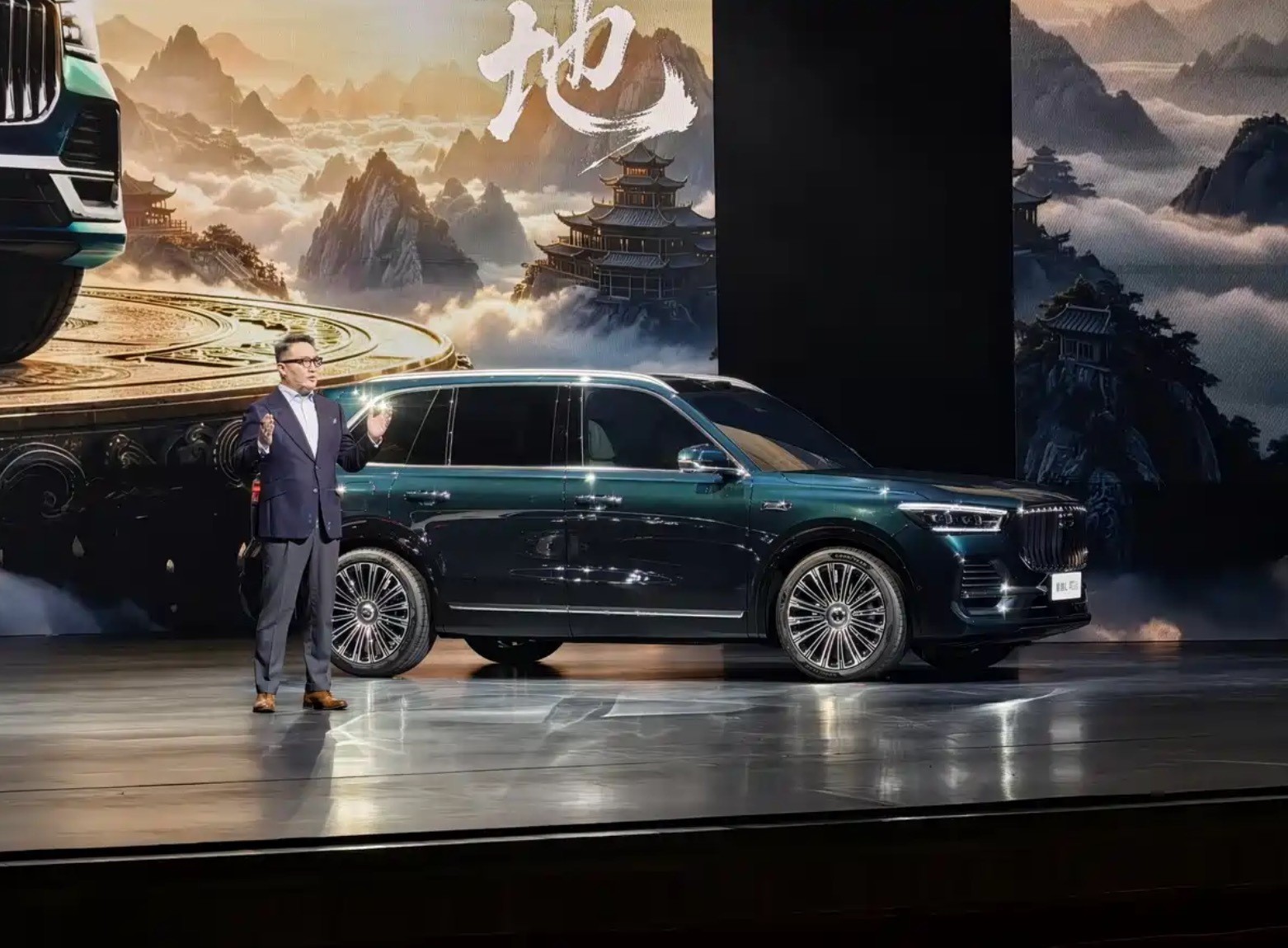 吉利星越L PLUS亮相，近五米车身也背上了激光雷达

我倒觉得吉利把星越L PLUS亮出来，是想在二十万级家用SUV再往上探一步。车长奔着五米去，轴距两米九，还配了激光雷达、后轮转向加双腔空悬，这套组合放在燃油车架构上挺少见，明显是想用智能和舒适两件事同时打动人。

我理解吉利的路数一直是&