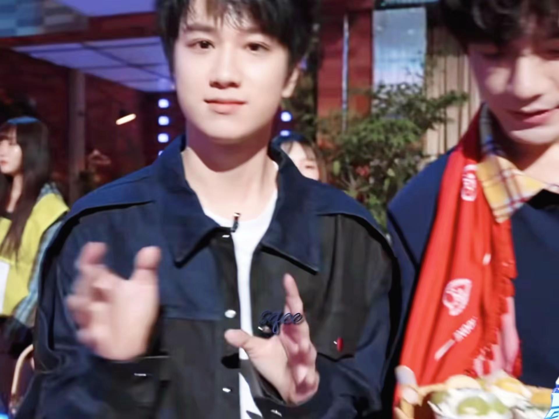 左滑两次变装 敖乙宝宝是萌物之王 好漂亮好可爱好萌🥹 依旧玲娜贝儿式打招呼师兄太稳健 敖乙 敖子逸女装