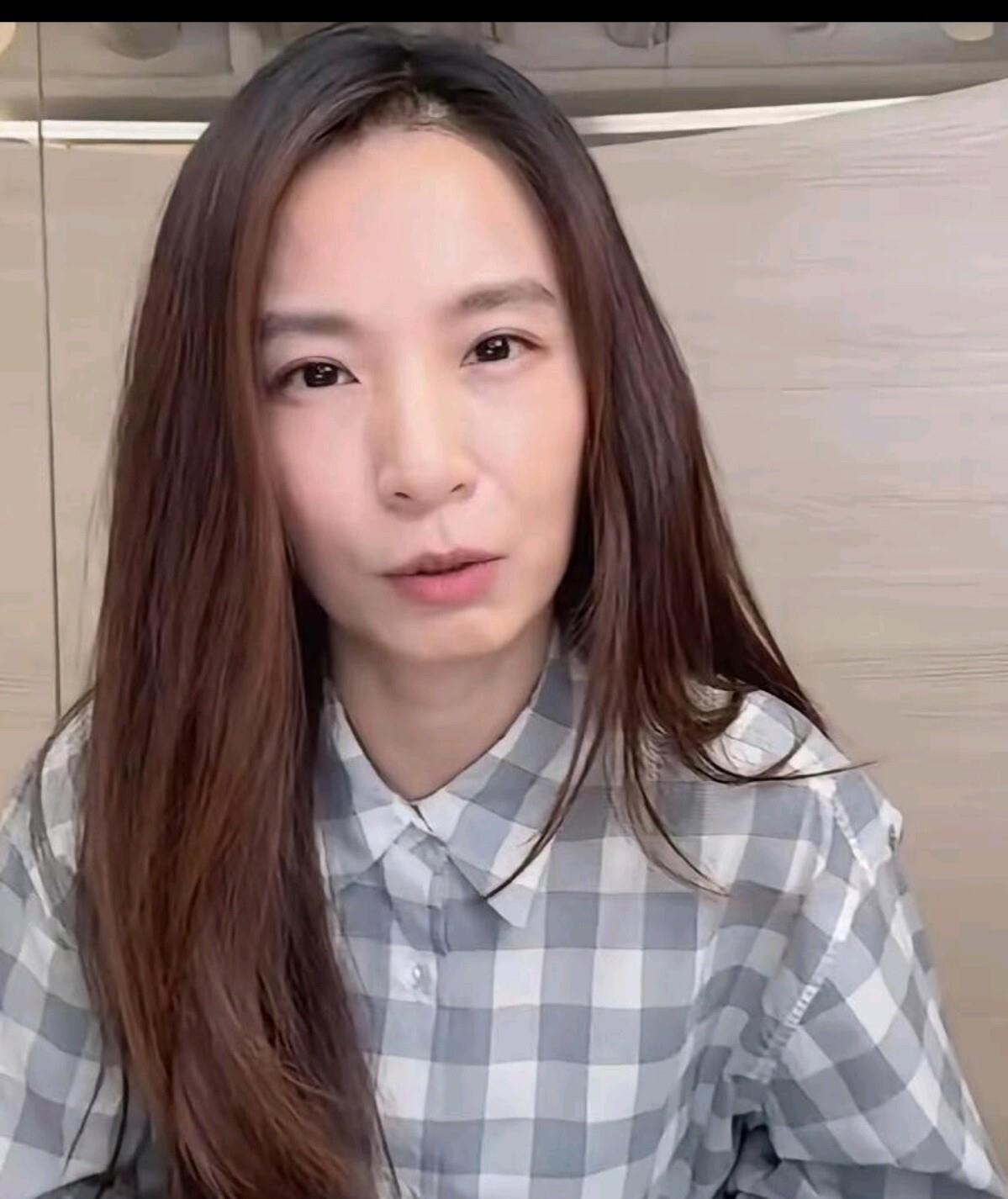 田馥甄直播被喊“解颗扣子”，回怼式接梗反而圈了好感。10月13号那场IG直播，本来聊新专辑聊得好好的，弹幕突然冒出一句“解开衬衫第一颗扣子”，她也没装没听见，直接皱眉反问：“你当我这是什么直播？”紧跟着自己先笑场，补了句“要打赏到位，开到肚脐都行”，还顺手把火箭跑车那些礼物梗带进去了。现场压根没真解