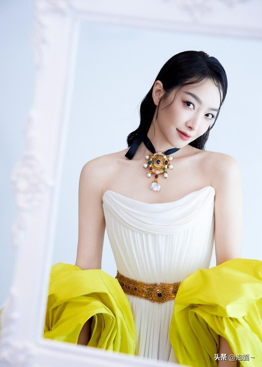 宋茜一袭白裙惊艳登场，宛如画中走出的精灵，优雅灵动间尽显迷人风采！