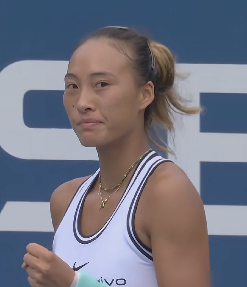 美网看台没人喊加油，全喊牛来！
2026美网女单第三轮，郑钦文对阵本土22号种子凯斯，决胜盘一度0-5落后，救赛点后连赢7局完成逆转。这是公开赛年代大满贯女单历史头一份，被美网官方评为年度最佳逆转。
郑钦文赛后没说漂亮话，只说了一句：当时就不想被对面打6-0，太丢人。其实这不是她第一次绝境翻盘，
