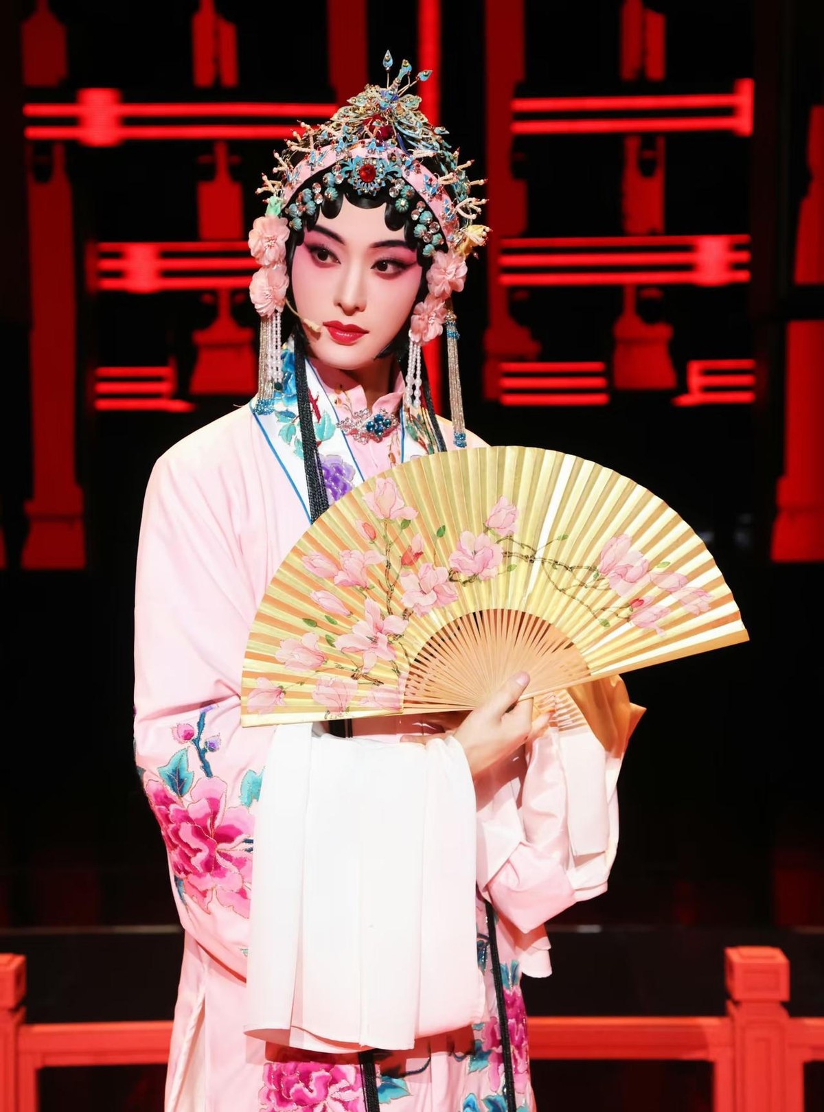 反串这张牌，打的不是艺术是算计
从综艺的排兵布阵看，让小沈阳提议唐九洲扮杜丽娘，大概率不是冲着“致敬戏曲”去的。小沈阳自己是唱二人转出身，他清楚反串在舞台上的杀伤力：观众没见过，就会停下来看；停下来看，分数就不会低。唐九洲日常路线是清爽男偶像，身高一米八五，让他贴片子系水袖，这个反差本身就是节目组要