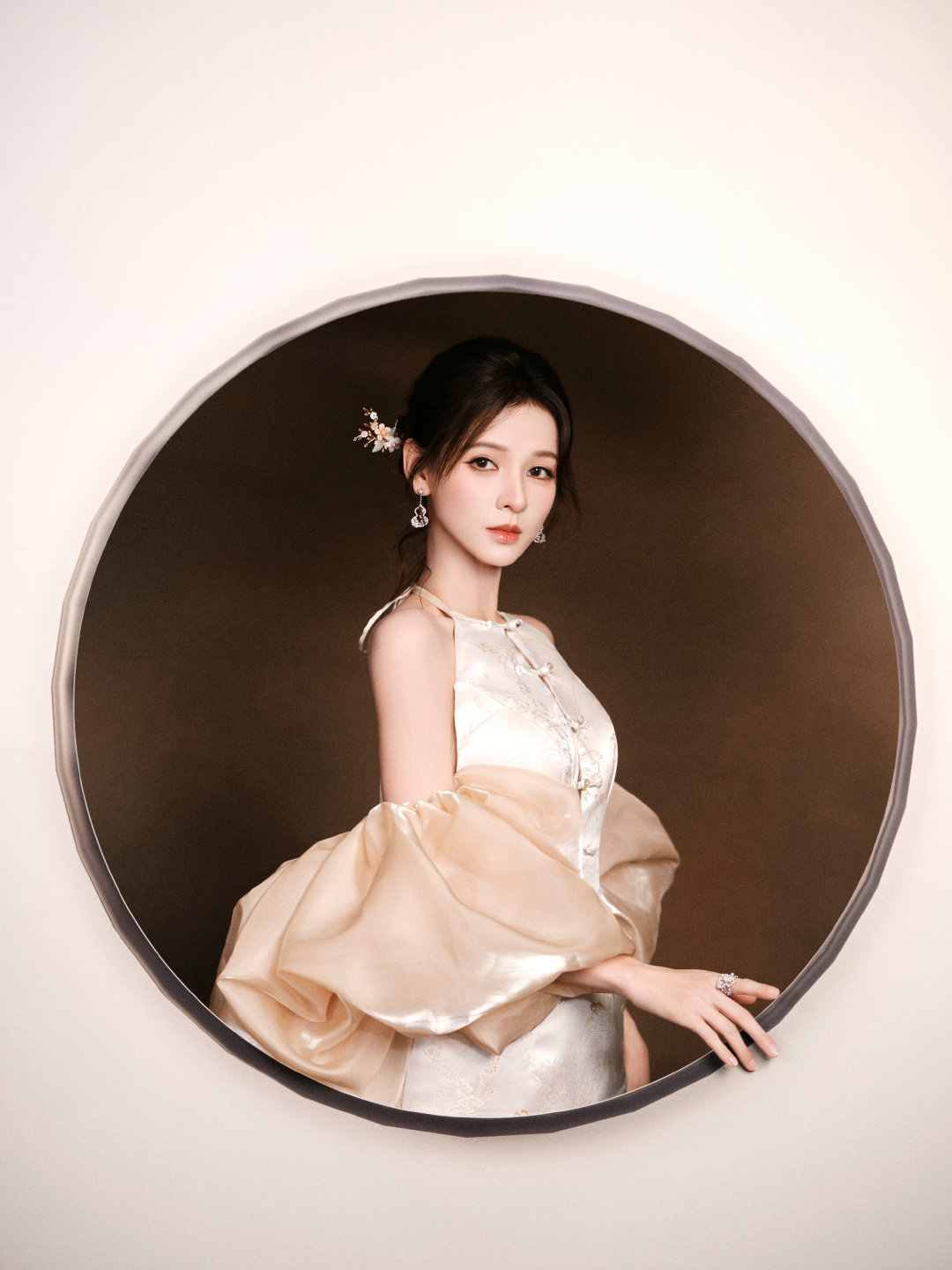 #张予曦[超话]#  · #阿里个瓜# 

天青色等烟雨，而我在等阿瓜[污]
化妆🪞：
发型💇‍♀️：
摄影📷：
造型👗：​