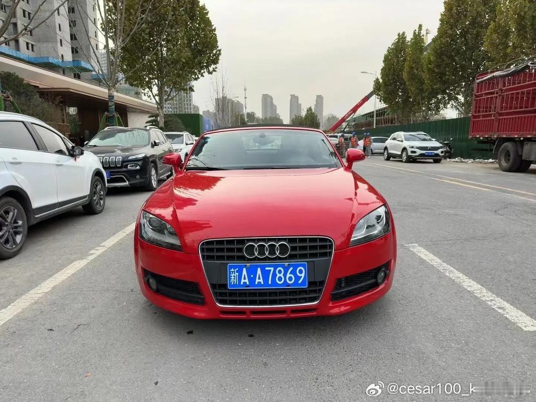 这辆开过的奥迪TT敞篷版，2.0T的排量，全车原版没有换件，曾经新车指导价65.9万元，发动机变速箱不考虑，敞篷的季节很拉风的感觉，这就是最漂亮的梦想之车 ​
