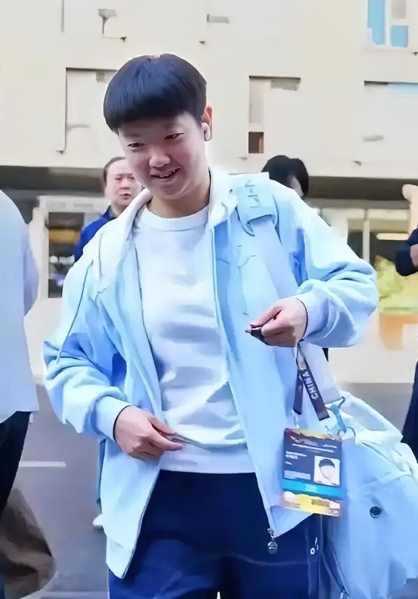 难怪网友们都说，
教练组对孙颖莎“重使用，轻休整；重兜底，轻保护。”

这不，同样是有伤在身，王楚钦和林诗栋大满贯能因伤退赛，而孙颖莎在亚运会前，据说国内10位专家飞上海会诊。
 
当初亚运会集训阶段，就有博主说莎莎的伤病情况不容乐观，专家会诊之后建议休养，可亚运任务摆在那，最后她还是咬牙身兼三项，