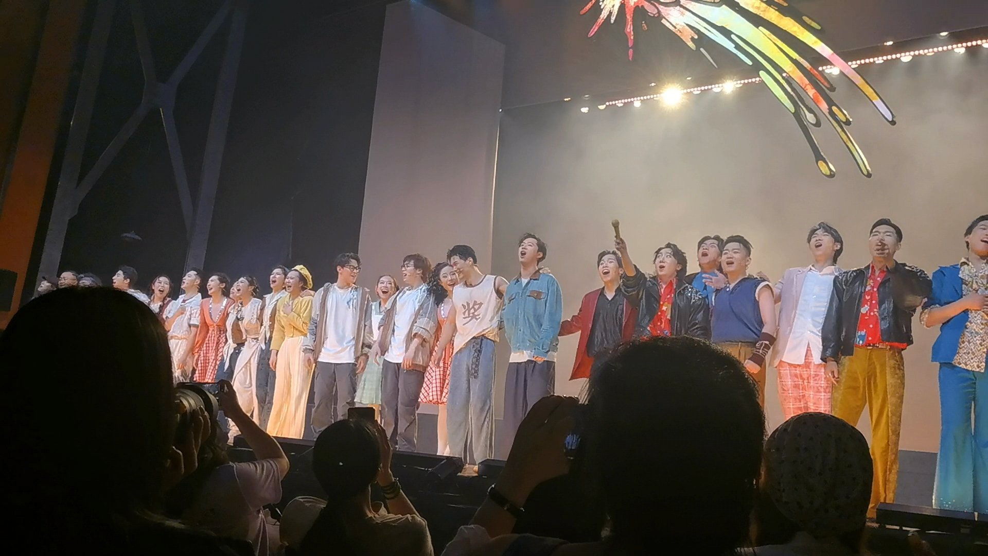 因为是捆大状王原卡捆回来的票没有很期待，而且人生第一次坐池座第三排，确...