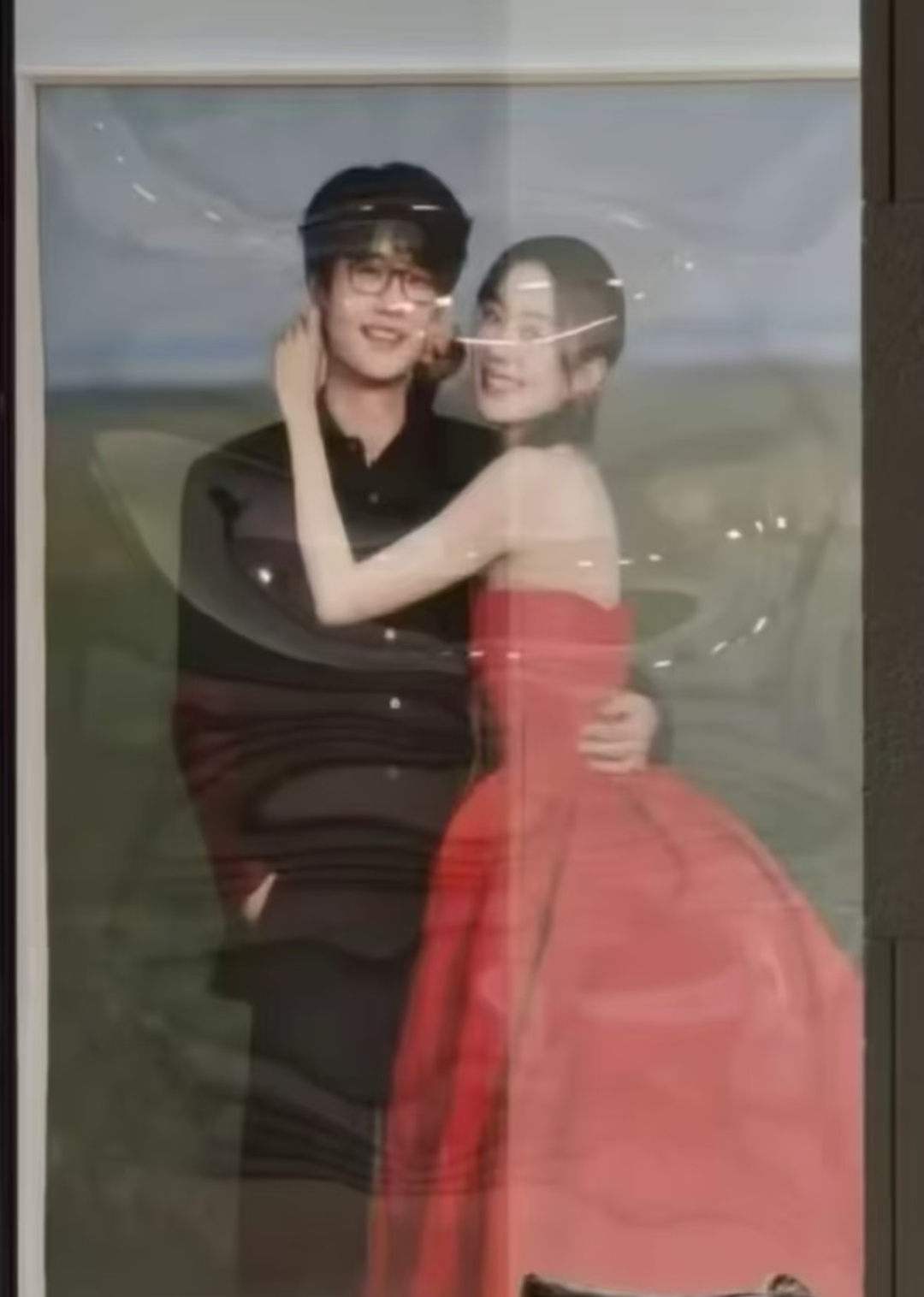 看到许嵩和冯禧的婚纱照
相信大家都发现一个很有意思的亮点
不是照片上的两个人多么般配，而是他们两个人的婚纱照非常接地气。

别的明星婚纱照，大多是精致奢华，布景华丽，处处透着高大上。反观许嵩和冯禧，他们的照片简简单单，草原落日做背景，没有复杂的道具，氛围感却直接拉满。

婚礼现场摆放的相框普普通通，