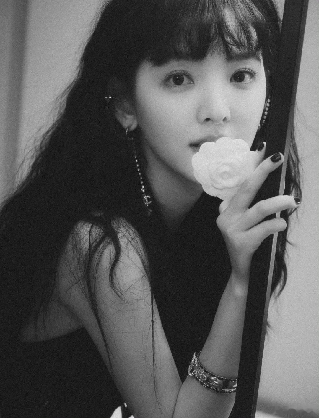 #章若楠想把你和时间藏起来# zrn#章若楠沈千盏# 

如果微风会说话，那你的耳边一定会围绕着数不清的思念

​