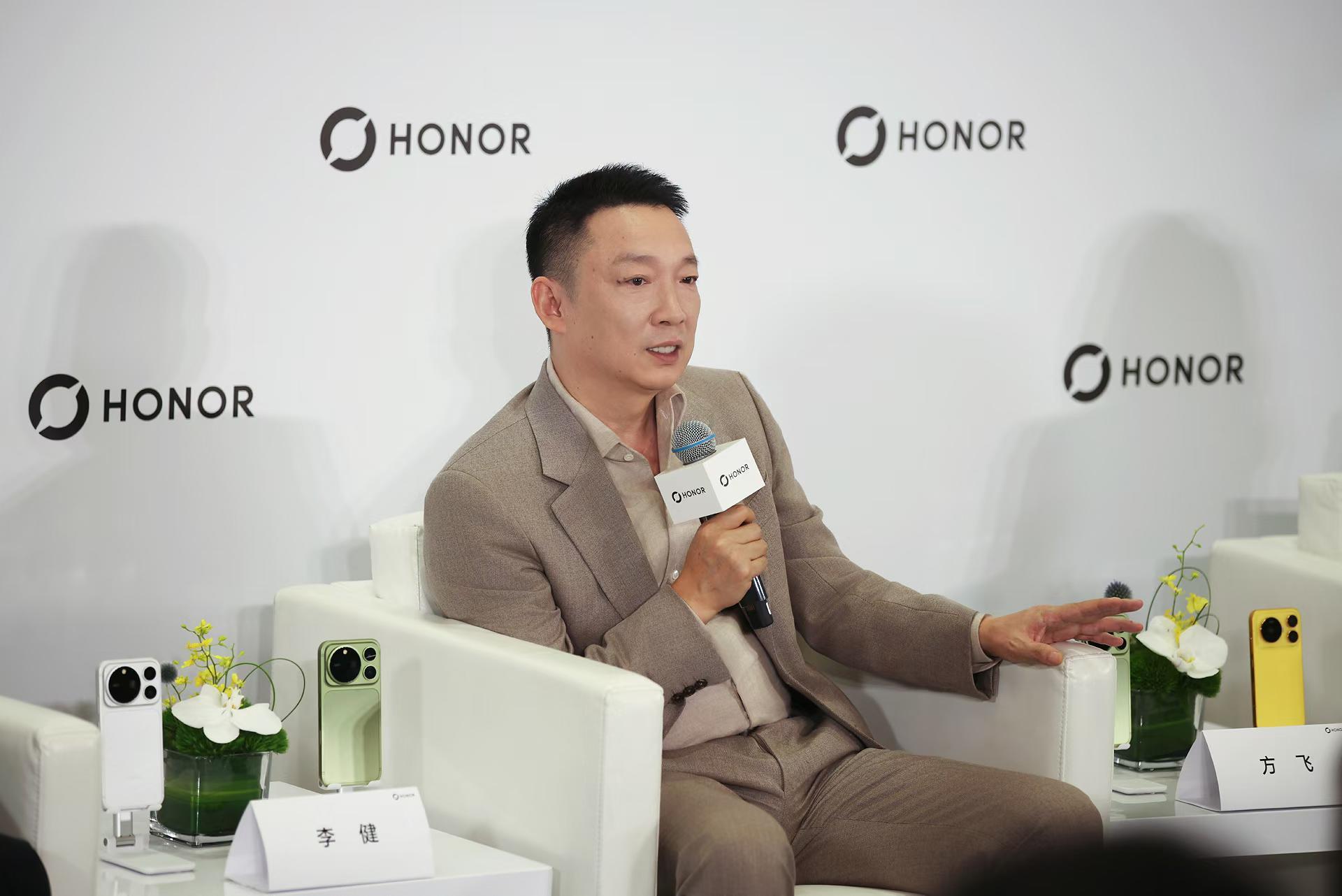 国产科技的底气｜李健谈荣耀创新观✨

荣耀终端 CEO 李健在采访里，这段话真的值得细细品读。
 
创新要成为荣耀最重要的基因，要成为荣耀的血脉，要成为荣耀的标志。
 
向内，极致探索，死磕技术难点。
沉下心打磨底层技术，不跟风概念，啃硬骨头，把核心技术握在自己手里。
 
向外，打破边界，和真正 ​