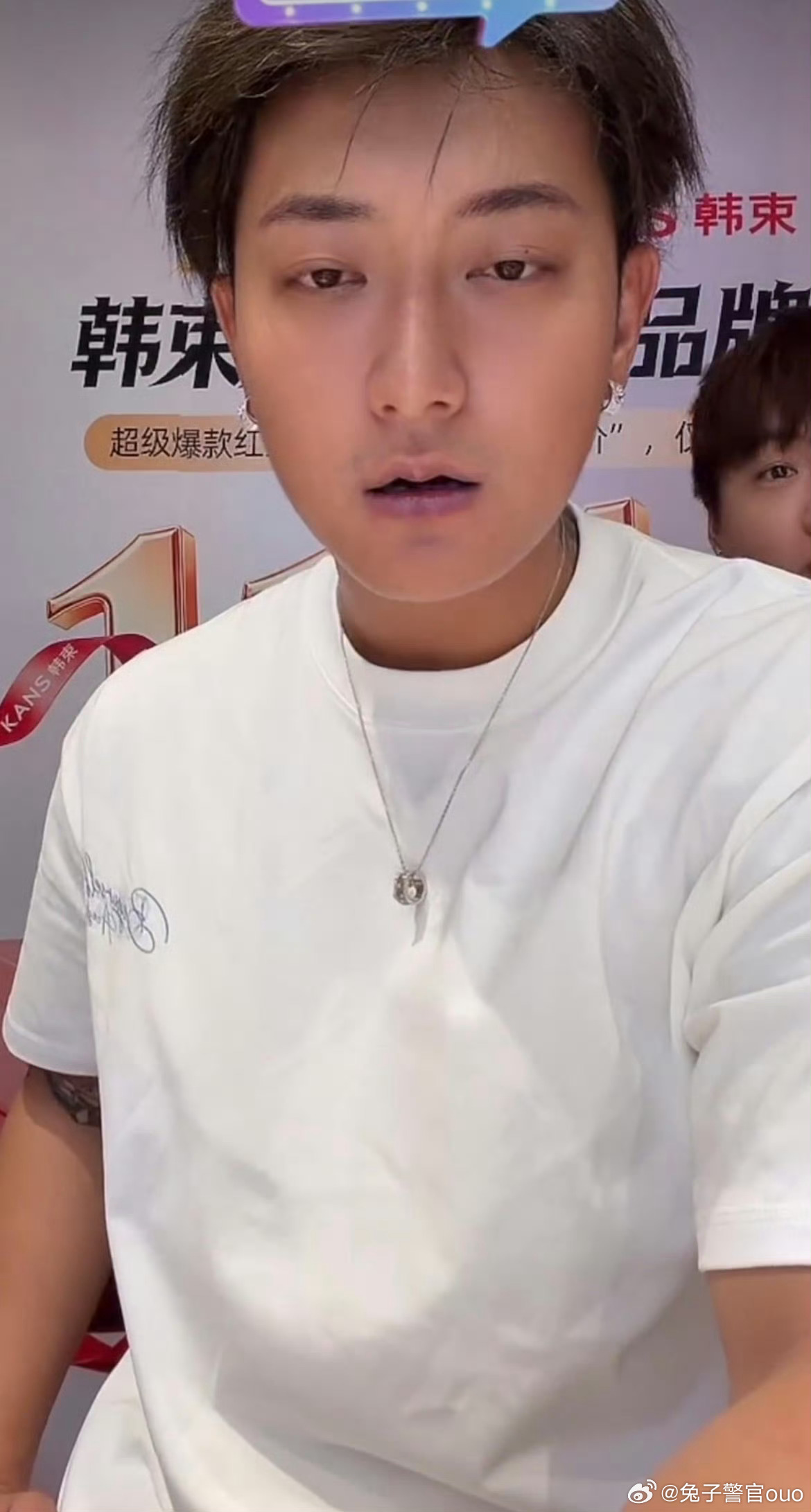 弹幕飘过去一句“让徐艺洋露一下妊娠纹”，黄子韬脸当场就黑了。

黄子韬和徐艺洋合体直播带货，本来好好的，弹幕里突然开始刷屏，反复索要徐艺洋的产后妊娠纹照片。不是问一句就过去了，是没完没了地刷，追着要。

徐艺洋当场就红了眼眶，眼泪没绷住。她那个性格你们也知道，平时挺能忍的，但这种事搁谁身上能忍？妊娠
