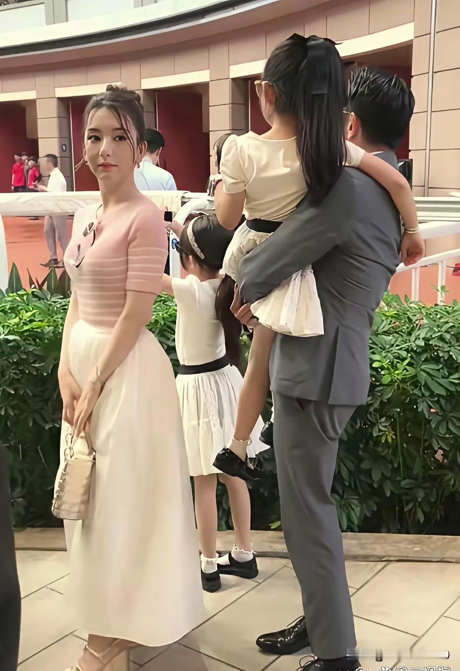 郭富城中年得女，对两个女儿喜欢得不得了，哪怕女儿已经上学了，有时出门还疼爱的抱着女儿，看来郭富城和贝克汉姆也是一个妥妥的“女儿奴”。
总感觉方媛和郭富城两人有年龄上的“代沟”，即使在镜头下也很少看见她敞开心扉的开心过。