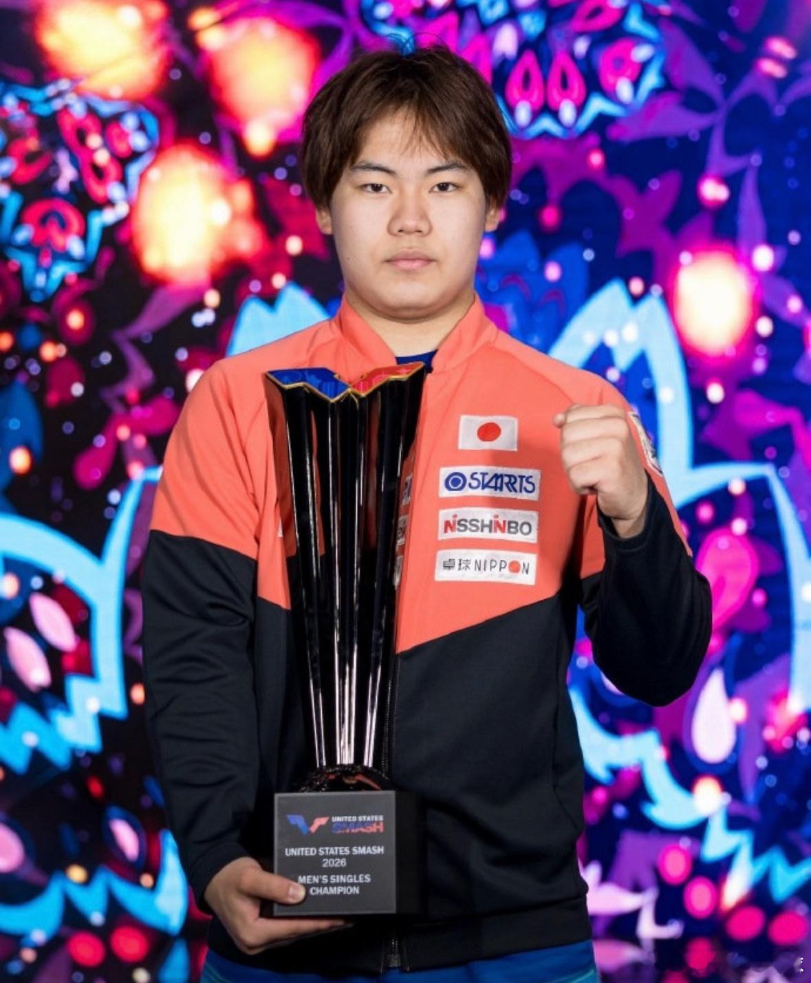 松岛辉空登顶世界第一 刷新乒坛最年轻球王纪录

国际乒联最新一期男单世界排名正式更新，松岛辉空登上男单世界第一宝座，以 19 岁 5 个月零 6 天的年龄，刷新乒乓球男单历史上最年轻世界第一纪录，震动世界乒坛。

此前这项纪录由林诗栋保持，当时林诗栋登顶的年龄为 19 岁 9 个月 24 天，松岛辉空将这 ​