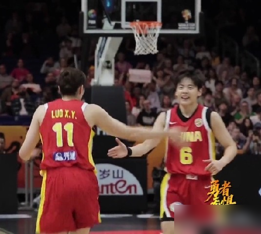 中国男篮刚在家门口把底裤输没了，女篮这边一落地名古屋就先把人凑不齐的难题甩脸上了。
韩旭、李月汝同时缺阵，李缘腰椎间盘突出直接回国，内线换成一帮生瓜蛋子顶着。结果9月19日首战泰国，111比46。不是泰国太弱，是这帮人根本没打算给对手留喘气的机会。
杨舒予赛后就说了一句大实话：说不疲劳是假的。刚