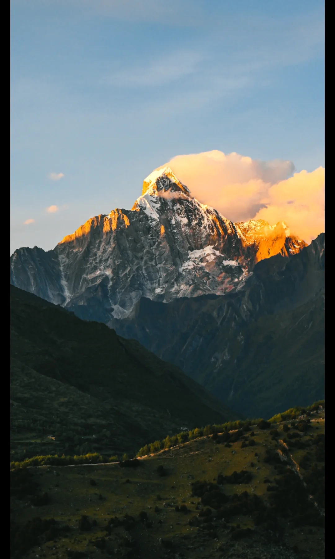 全屏下的日照金山🏔四姑娘山太权威了‼️