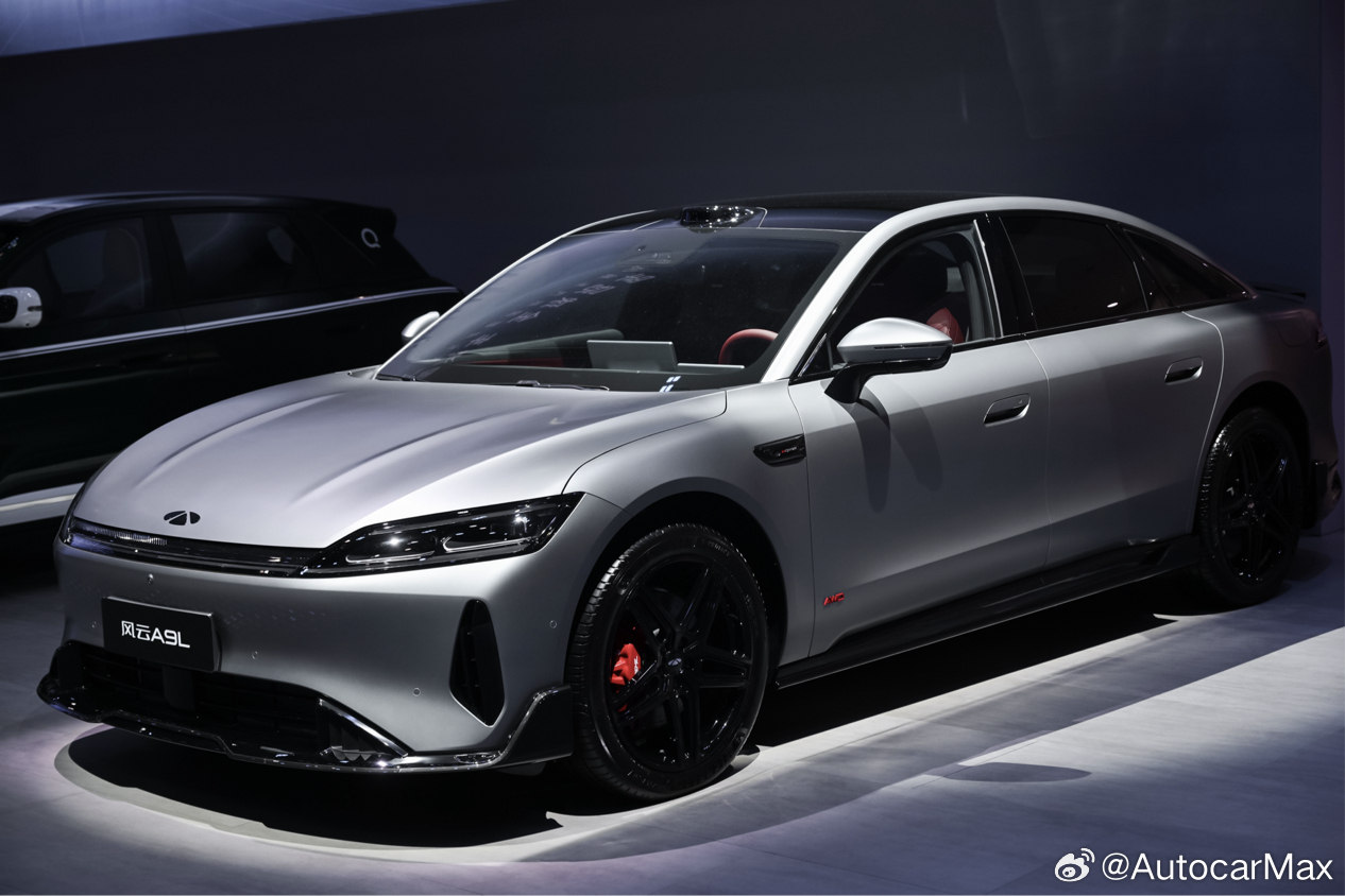 奇瑞C级旗舰——风云A9L ULTRA四驱版#2026成都车展# 

云峥外观、枫宸内饰、三色发光格栅；
电动速控尾翼，配合雪豹四驱、前双叉臂+后五连杆悬架，
能够满足年轻用户对于性能与颜值的双重追求；

同时，猎鹰700驾驶辅助、灵犀智舱2.0、
88%高强度钢铝占比、9安全气囊加上犀牛电池，
让整车的智能体验和 ​