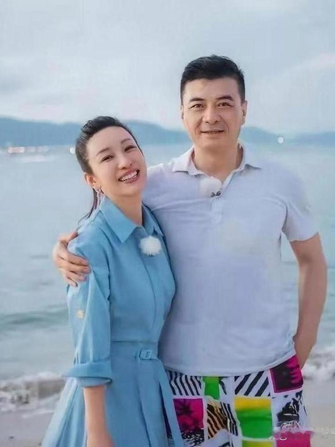 陈建斌当众说秦海璐老公丑，没想到秦海璐直接一句怼回去，全场都安静了。秦海璐眼睛都没眨，说，我老公是丑，但他能在我产后抑郁，胖到160斤，连自己都嫌弃自己的时候，抱着我，告诉我没事，不就胖点儿么，我养得起你，他能跪在地上给我剪一晚上脚指甲。你能吗？不像有些女明星，生完孩子还得赶紧恢复 ​