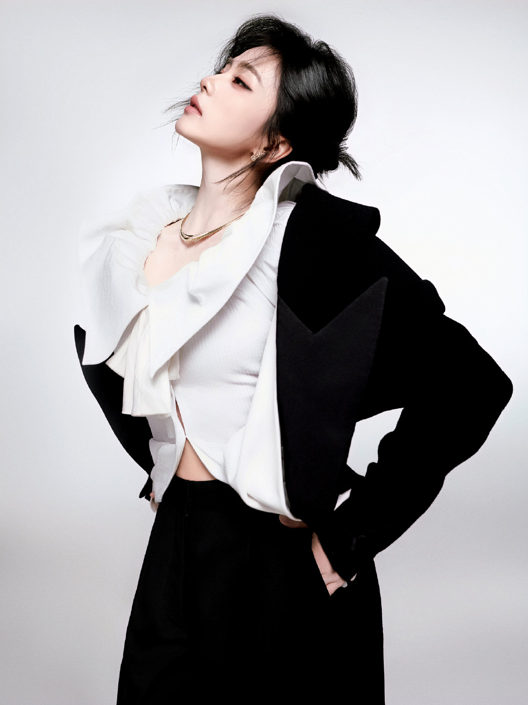 白鹿 in 2026 VOGUE时尚之力盛会，首套造型发布，来自Viktor & Rolf 2022秋冬系列高定时装，搭配Chaumet尚美珠宝，演绎对比“绝色”之美。连续受邀出席芭莎和Vogue两场重要的时尚盛典，今天还将担任明星超模缪斯，白梦妍女士🔥

#VOGUE时尚之力盛会#｜#VOGUE明星出图# ​