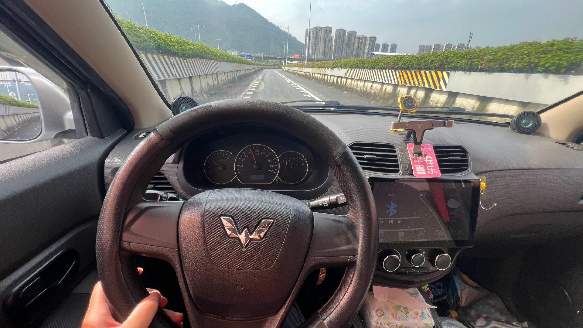 初代五菱宏光是真挺好开的，离合0上手难度，动力轻松，在这个价位质感不差，功能性也没问题，难怪当年这么成功。 ​