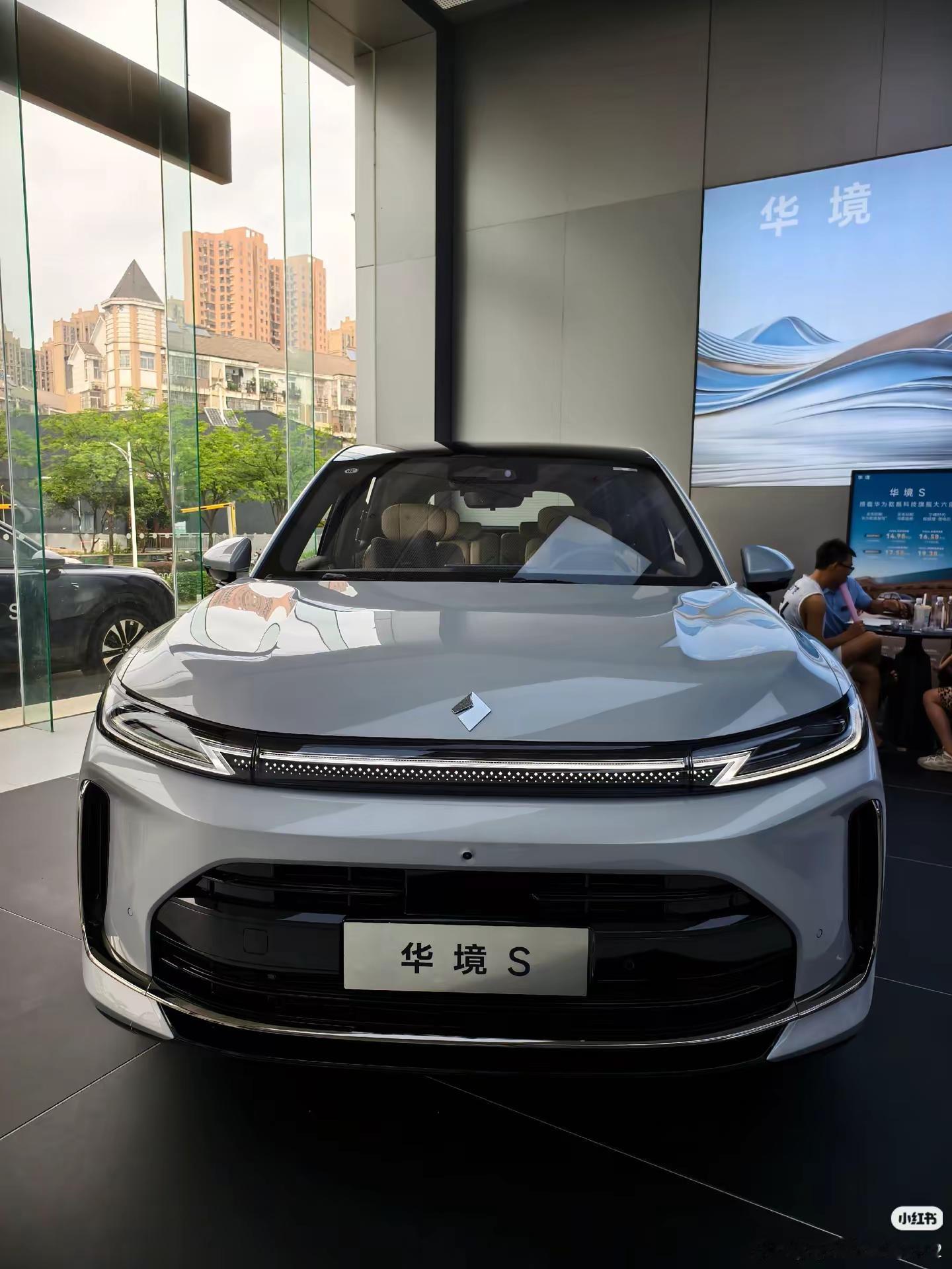 二胎奶爸的跨城通勤神车，为什么最终选了它。预算20万，看了比亚迪宋Pro、吉利银河M7、五菱星光L……最后为什么选了华境S？因为每天100公里跨城通勤，我需要一套真正靠谱的智驾。华为乾崑ADS全系标配，高速领航自动跟车变道，到公司还能精神饱满。大六座让两个娃都有独立座位，老婆副驾能躺平午休。纯电通勤