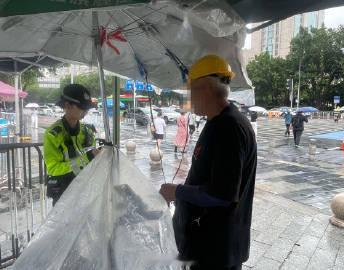 海珠大队在商圈区域开展电动自行车秩序整治。