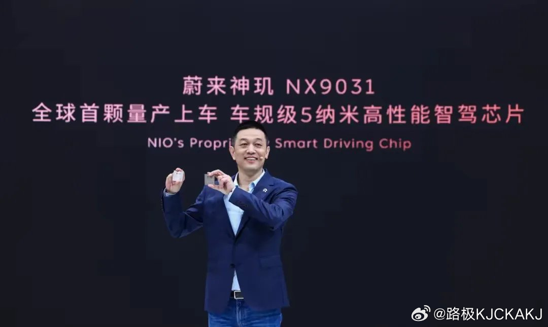 小米智驾芯片发布，最后一块短板补上了吗？

小米终于掏出了压箱底的玄戒D100智驾芯片！说实话，这波发布直接把小米汽车的格调拉满了，毕竟芯片一发就是3块。其他家最多算是零售，小米直接来批发！

之前小米智驾什么都能自研，算法、大模型、感知系统全都拿捏，唯独智驾芯片一直靠外购，这也是网友吐 ​