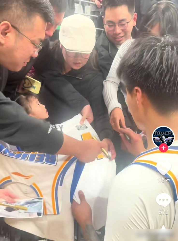 一巴掌狠狠拍飞伸向看台的手，25秒内连爆粗口猛推胸口整整7次。你见过哪...