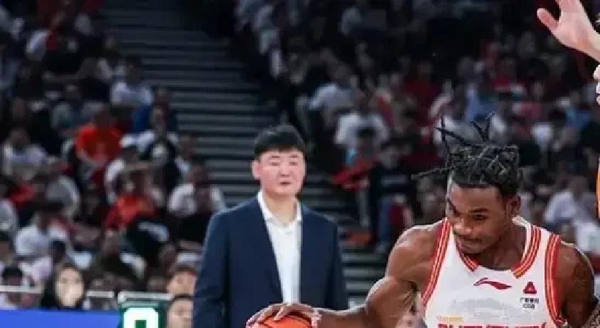 单场狂输整整58分，深圳男篮这场球直接把自己钉在了整个联赛的耻辱柱上。
全场比赛结束哨吹响那一刻，场边的贺希宁眼神发空，整个人瘫坐在替补席上，更衣室里也是一片死寂。
竞技体育输球原本不算稀奇，可分差拉大到这个地步，场面简直比业余队打职业队还要难看。
赛后面对扑面而来的舆论炮火，顾全站出来坦言教