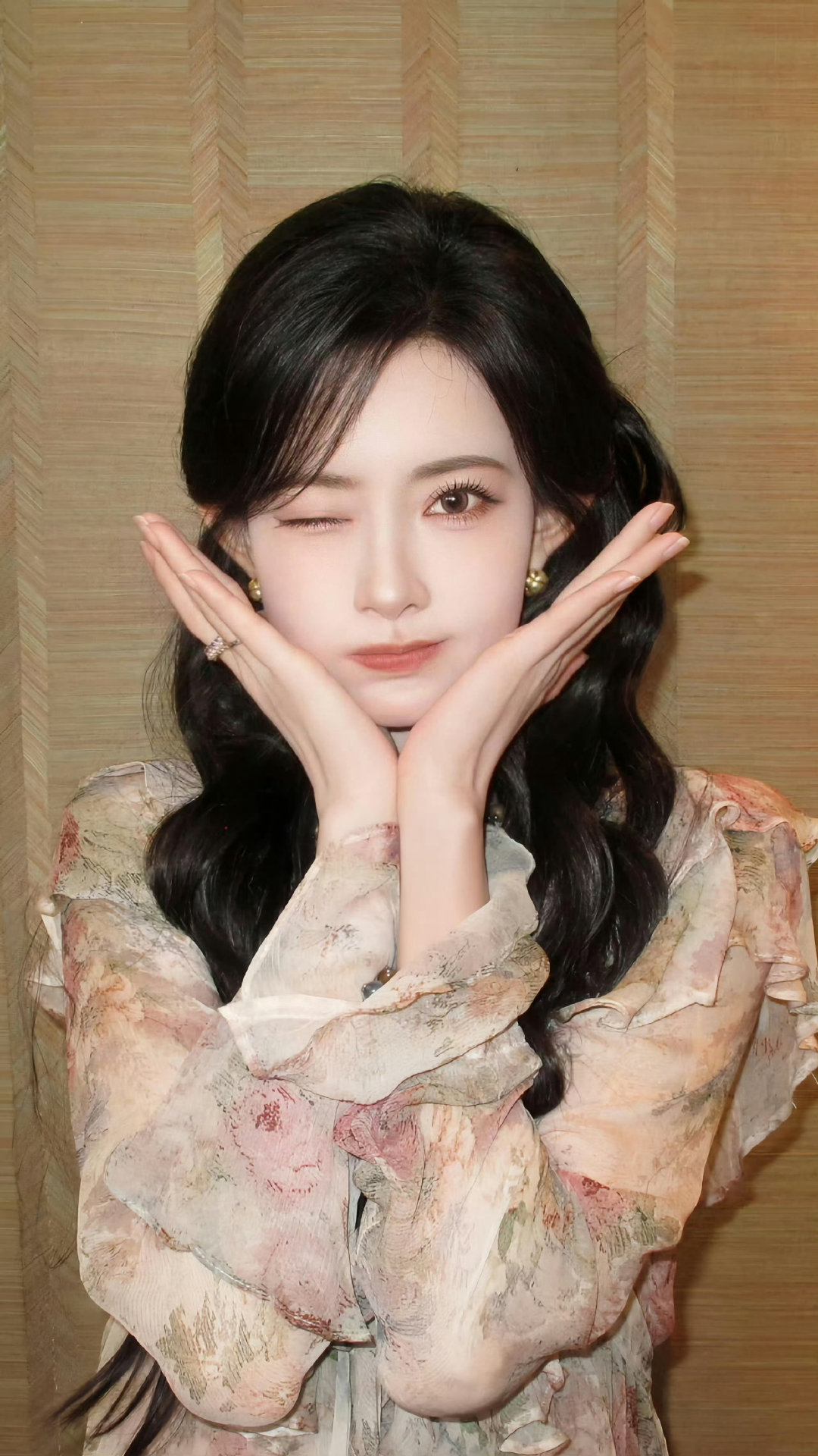 #邓家佳回应孟子义王传君夸自己##懂事的导演已经给邓家佳孟子义递本子了# 邓家佳在采访感谢二人夸赞，她的哭戏层次饱满，也欣赏孟子义独特的入戏方式，双向认可太难得。 ​