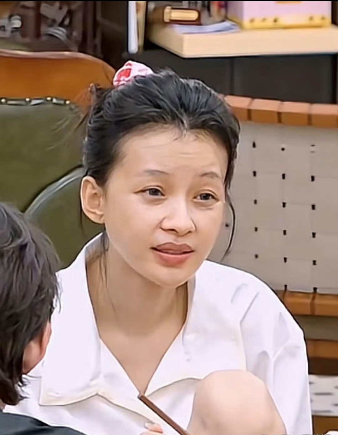 孙怡真的是内娱里很有“松弛感”的美女。
之前看她出席活动穿一身简单的白纱裙，没有堆砌夸张的珠宝，头发松松挽了个低发髻，笑起来梨涡陷下去，完全没有刻意凹的精致感。她170的身高，腿长就有108，之前在综艺里穿普通的牛仔短裤配白T恤，站在一群人里腿比旁边165的女生长了快一个头。
最难得的是她完全没有“