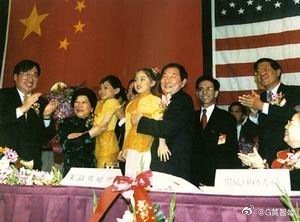 【里戈：我和朱镕基总理有过一次非常难忘的一问一答 - 上饶百事窗 2026-08-13】

1999年4月8日，朱镕基总理访问美国，在欢迎仪式之后，总理和克林顿总统举行了会谈。随后，两位领导人与记者会面。

当时我是代表香港媒体常驻白宫的持证记者，同时也获得了中国驻美使馆发给的总理访美记者证，双证配合， ​