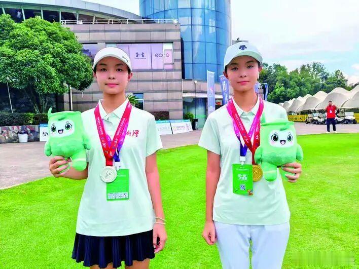 【湘潭双胞胎姐妹，摘金夺银】8月21日，湖南省第十五届运动会高尔夫球比...
